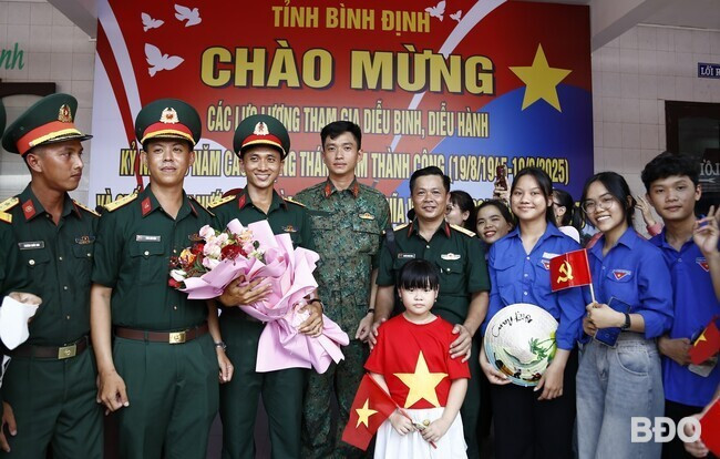 Đoàn viên thanh niên chụp ảnh lưu niệm với lực lượng tham gia diễu binh, diễu hành. Ảnh: H.P Đoàn viên thanh niên chụp ảnh lưu niệm với lực lượng tham gia diễu binh, diễu hành. Ảnh: H.P