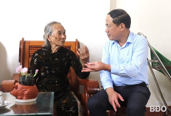 Chủ tịch UBND tỉnh Phạm Anh Tuấn (bên phải) ân cần thăm hỏi tình hình sức khỏe, chúc thọ cụ bà Nguyễn Thị Lận. Ảnh: M.H