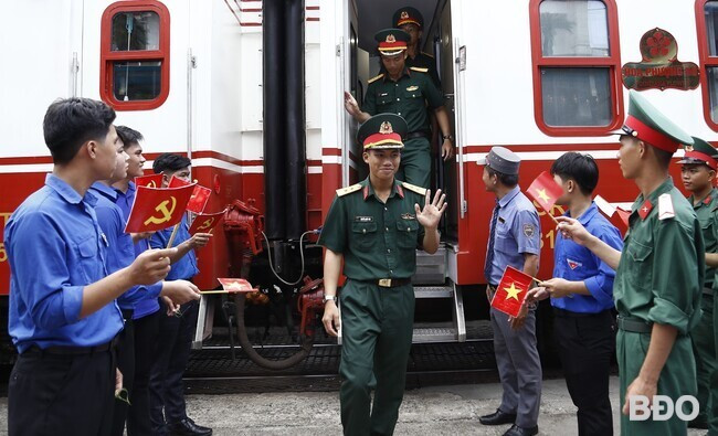 Chiến sĩ, đoàn viên thanh niên chào đón lực lượng tham gia diễu binh, diễu hành đến Ga Diêu Trì. Ảnh: H.P Chiến sĩ, đoàn viên thanh niên chào đón lực lượng tham gia diễu binh, diễu hành đến Ga Diêu Trì. Ảnh: H.P