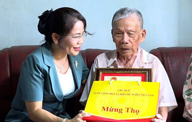 Đồng chí Nguyễn Thị Phong Vũ thăm, chúc thọ cụ Bùi Quang, ở thôn Vĩnh Thái, xã Vĩnh Thịnh, tròn 100 tuổi. Ảnh: Ngọc Ánh. Đồng chí Nguyễn Thị Phong Vũ thăm, chúc thọ cụ Bùi Quang, ở thôn Vĩnh Thái, xã Vĩnh Thịnh, tròn 100 tuổi. Ảnh: Ngọc Ánh.