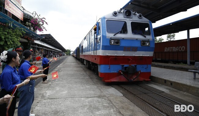 Đoàn tàu chở lực lượng tham gia diễu binh, diễu hành của Quân khu 9 và Quân đoàn 34 tiến vào Ga Diêu Trì. Ảnh: H.P Đoàn tàu chở lực lượng tham gia diễu binh, diễu hành của Quân khu 9 và Quân đoàn 34 tiến vào Ga Diêu Trì. Ảnh: H.P