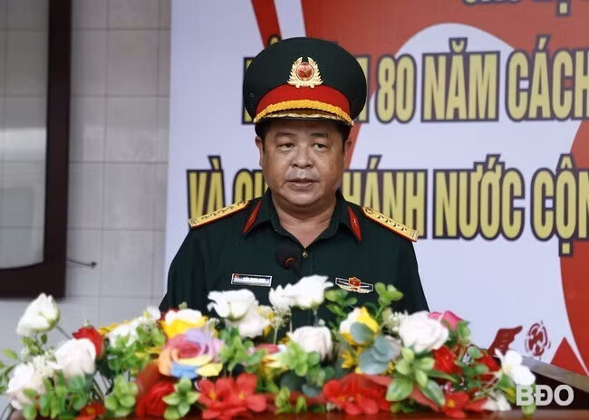 Đại tá Thân Trọng Minh, Phó Chính ủy Bộ CHQS tỉnh phát biểu chào mừng lực lượng tham gia diễu binh, diễu hành dừng chân nghỉ tại Bình Định. Ảnh: H.P