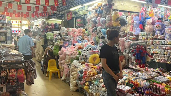 Hoạt động kinh doanh tại chợ Đồng Xuân, Hà Nội. Hoạt động kinh doanh tại chợ Đồng Xuân, Hà Nội.