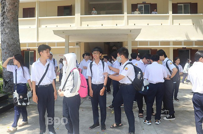 Nhiều thí sinh rời phòng thi với tâm thế thoải mái, vui tươi sau khi hoàn thành môn thi cuối cùng của kỳ thi. Ảnh: H.Đ