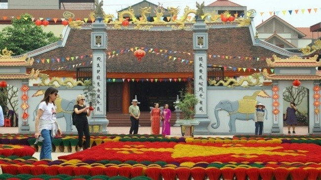 Khách du lịch đến thăm làng hương Quảng Phú Cầu, huyện Ứng Hòa, Hà Nội. (Ảnh: GIANG NAM) Khách du lịch đến thăm làng hương Quảng Phú Cầu, huyện Ứng Hòa, Hà Nội. (Ảnh: GIANG NAM)