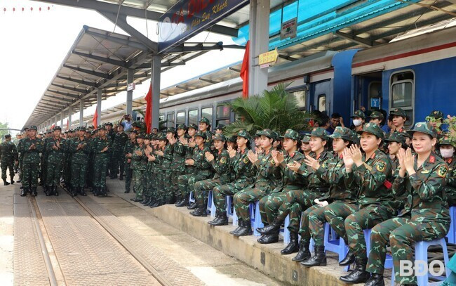 Khối nữ chiến sĩ biệt động và khối nam chiến sĩ đặc nhiệm dù của Quân khu 7. Ảnh: H.P Khối nữ chiến sĩ biệt động và khối nam chiến sĩ đặc nhiệm dù của Quân khu 7. Ảnh: H.P