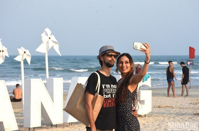 Du khách quốc tế ghi lại khoảnh khắc đáng nhớ tại bãi biển Mỹ Khê Đà Nẵng. (Ảnh: ANH ĐÀO) Du khách quốc tế ghi lại khoảnh khắc đáng nhớ tại bãi biển Mỹ Khê Đà Nẵng. (Ảnh: ANH ĐÀO)