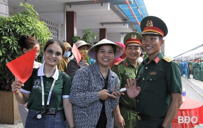 Chào đón đoàn tập luyện diễu binh, diễu hành kỷ niệm 80 năm Cách mạng Tháng Tám và Quốc khánh 2.9 đến Ga Diêu Trì ảnh 10 Chào đón đoàn tập luyện diễu binh, diễu hành kỷ niệm 80 năm Cách mạng Tháng Tám và Quốc khánh 2.9 đến Ga Diêu Trì ảnh 10