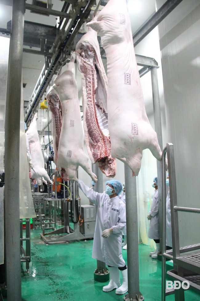 Heo được xẻ mảnh, di chuyển vào kho chill bảo quản, chờ xuất hàng. Ảnh: TRỌNG LỢI Heo được xẻ mảnh, di chuyển vào kho chill bảo quản, chờ xuất hàng. Ảnh: TRỌNG LỢI