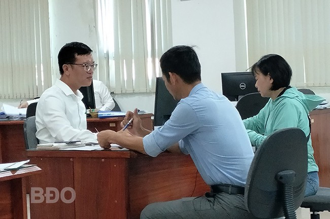 Nhân viên Vietcombank Bình Định tư vấn khách hàng vay vốn. Ảnh: T.SỸ Nhân viên Vietcombank Bình Định tư vấn khách hàng vay vốn. Ảnh: T.SỸ