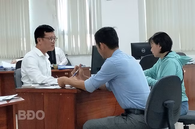 Nhân viên Vietcombank Bình Định tư vấn khách hàng vay vốn. Ảnh: T.SỸ