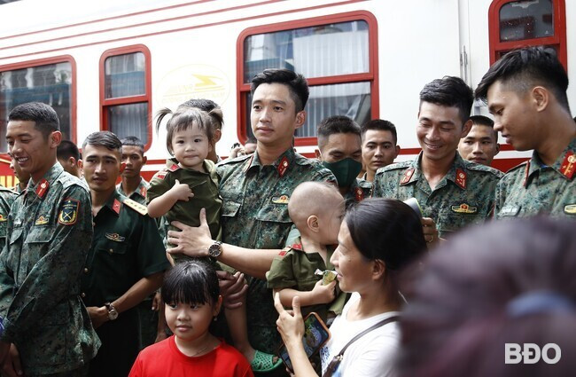 Nhiều bạn trẻ, người dân chụp hình chung với thượng úy Lê Hoàng Hiệp (Sư đoàn 9, Quân đoàn 34). Ảnh: H.P Nhiều bạn trẻ, người dân chụp hình chung với thượng úy Lê Hoàng Hiệp (Sư đoàn 9, Quân đoàn 34). Ảnh: H.P