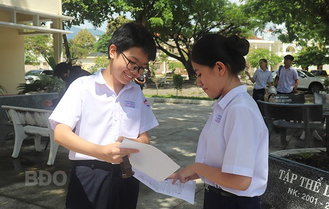 Thí sinh vui vẻ, trao đổi bài sau buổi thi cuối. Ảnh: H.Đ