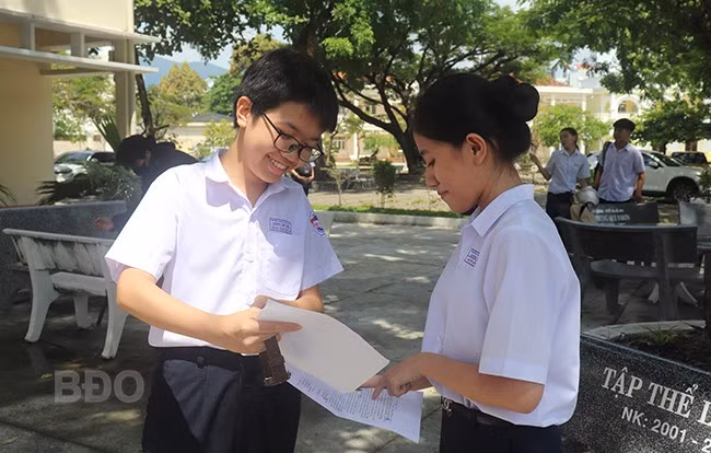 Thí sinh vui vẻ, trao đổi bài sau buổi thi cuối. Ảnh: H.Đ