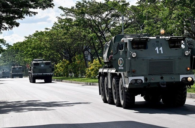 Quân đội Campuchia chở bệ phóng rocket BM-21 trên đường phố Phnom Penh ngày 28-5 - Ảnh: AFP