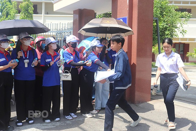 Lực lượng đoàn viên thanh niên túc trực, kịp thời hỗ trợ cho thí sinh tham gia kỳ thi. Ảnh: H.Đ