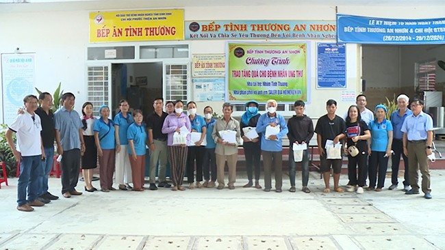 Ban tổ chức trao tặng quà cho bệnh nhân mắc bệnh hiểm nghèo đang điều trị tại TTYT TX An Nhơn. Ảnh: Lê Ngân Ban tổ chức trao tặng quà cho bệnh nhân mắc bệnh hiểm nghèo đang điều trị tại TTYT TX An Nhơn. Ảnh: Lê Ngân