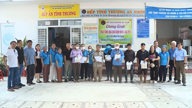 Ban tổ chức trao tặng quà cho bệnh nhân mắc bệnh hiểm nghèo đang điều trị tại TTYT TX An Nhơn. Ảnh: Lê Ngân