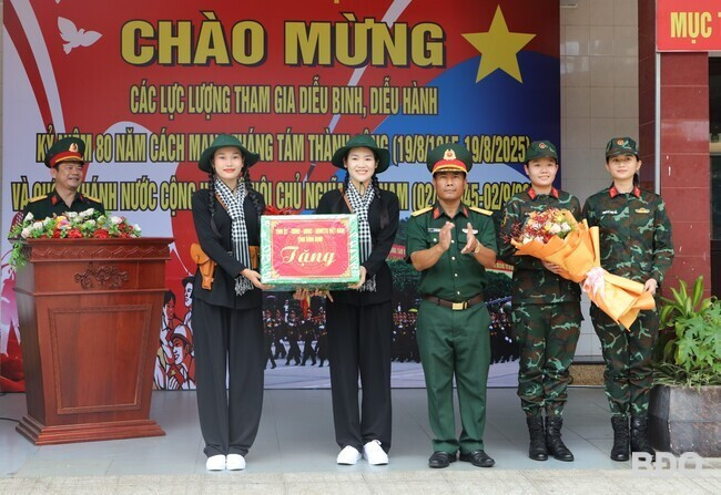 Thượng tá Lê Anh Tuấn, Phó Chỉ huy trưởng, Tham mưu trưởng Bộ CHQS tỉnh tặng hoa, quà động viên các lực lượng tham gia diễu binh, diễu hành của Quân khu 7. Ảnh: H.P Thượng tá Lê Anh Tuấn, Phó Chỉ huy trưởng, Tham mưu trưởng Bộ CHQS tỉnh tặng hoa, quà động viên các lực lượng tham gia diễu binh, diễu hành của Quân khu 7. Ảnh: H.P