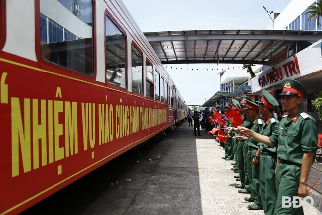 Tiễn lực lượng tham gia diễu binh, diễu hành rời Ga Diêu Trì. Ảnh: H.P Tiễn lực lượng tham gia diễu binh, diễu hành rời Ga Diêu Trì. Ảnh: H.P
