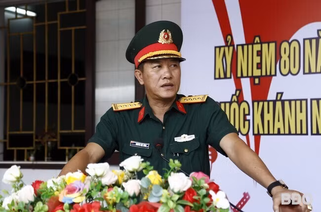Đại tá Nguyễn Việt Hùng, Phó Tham mưu trưởng Quân khu 9 thay mặt lực lượng tham gia diễu binh, diễu hành cảm ơn những tình cảm của lãnh đạo, người dân tỉnh Bình Định đã dành cho các lực lượng. Ảnh: H.P