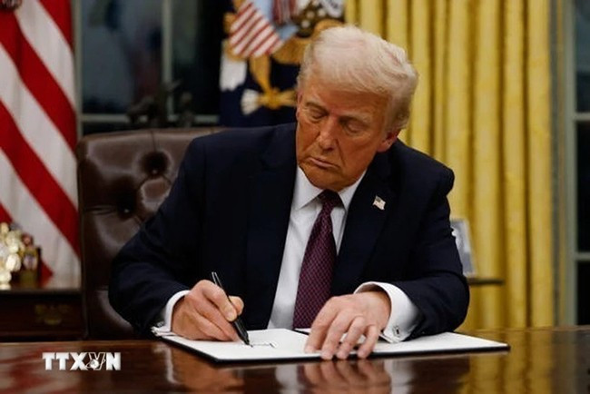 Tổng thống Mỹ Donald Trump ký một sắc lệnh tại Nhà Trắng, Washington D.C. (Ảnh: Getty Images/TTXVN) Tổng thống Mỹ Donald Trump ký một sắc lệnh tại Nhà Trắng, Washington D.C. (Ảnh: Getty Images/TTXVN)