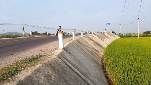 Đường dẫn phía Đông vào cầu Bàn Thạch có độ cua, độ dốc lớn.