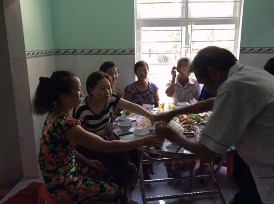 Sau khi chạp mả xong, gia đình quây quần bên nhau ăn bữa cơm sum họp gia đình.