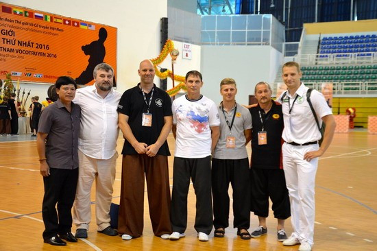 Võ sư Nguyễn Văn Cảnh (bìa trái) cùng các võ sư, HLV môn phái Sơn Long Quyền Thuật.