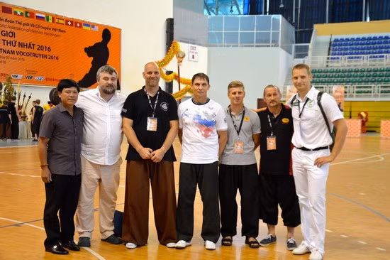 Võ sư Nguyễn Văn Cảnh (bìa trái) cùng các võ sư, HLV môn phái Sơn Long Quyền Thuật.