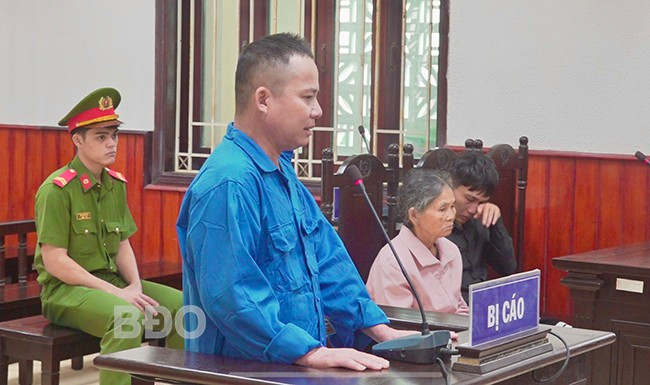 Bị cáo Trần Anh Tuấn khai nhận hành vi phạm tội với Hội đồng xét xử. Ảnh: Q.T Bị cáo Trần Anh Tuấn khai nhận hành vi phạm tội với Hội đồng xét xử. Ảnh: Q.T