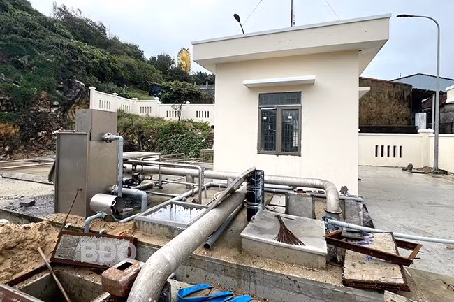 Trạm xử lý nước thải có công suất nhỏ, không đủ xử lý mỗi khi có mưa nên nước tràn ra ngoài hệ thống, gây ô nhiễm. Ảnh: VĂN LƯU