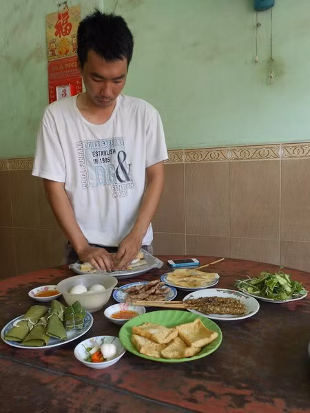 Khách đến quán bánh cuốn 5 Mận tự chọn nguyên liệu để cuốn bánh theo ý muốn của mình.