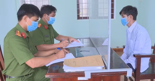 Đối tượng Lê Văn Tài tại cơ quan CA. Ảnh: T.L