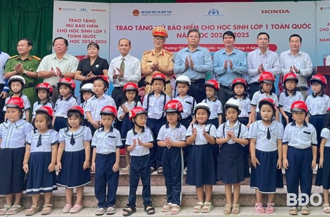 Quang cảnh trao mũ bảo hiểm. Ảnh: K.A