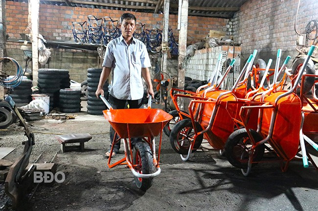 Sản phẩm xe rùa của ông Lê Xuân Diễn. Ảnh: H.THU Sản phẩm xe rùa của ông Lê Xuân Diễn. Ảnh: H.THU