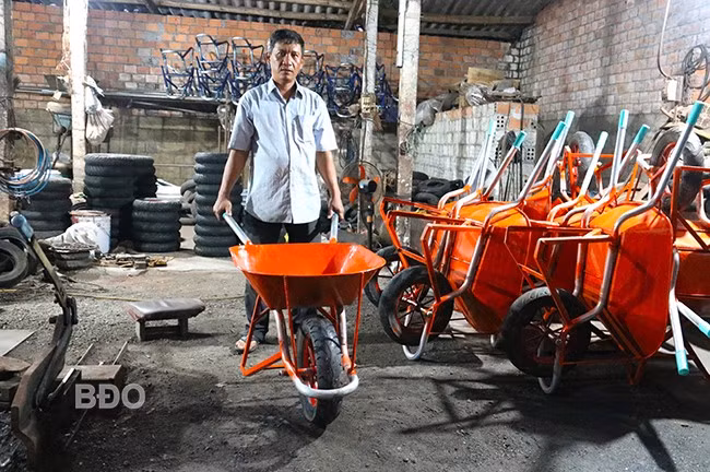 Sản phẩm xe rùa của ông Lê Xuân Diễn. Ảnh: H.THU