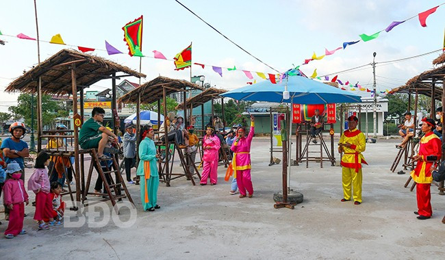 Hội bài chòi dân gian tại khu chợ mới Phước Hòa càng làm cho lễ hội thêm phong phú. Ảnh: KIỀU VY
