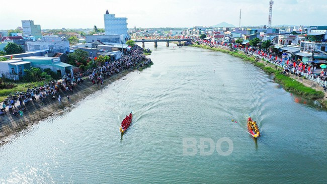 Quang cảnh hội đua thuyền diễn ra trên sông Gò Bồi, huyện Tuy Phước. Ảnh: N.DŨNG