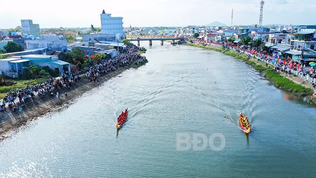 Quang cảnh hội đua thuyền diễn ra trên sông Gò Bồi, huyện Tuy Phước. Ảnh: N.DŨNG