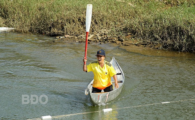 Giành chiến thắng thuyết phục trước các đội bạn ở nội dung đua sõng câu bằng dầm với cự ly 400 m, VĐV Nguyễn Thị Tố Nga rạng rỡ niềm vui và hạnh phúc. Ảnh: N.DŨNG