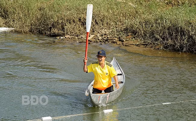 Giành chiến thắng thuyết phục trước các đội bạn ở nội dung đua sõng câu bằng dầm với cự ly 400 m, VĐV Nguyễn Thị Tố Nga rạng rỡ niềm vui và hạnh phúc. Ảnh: N.DŨNG