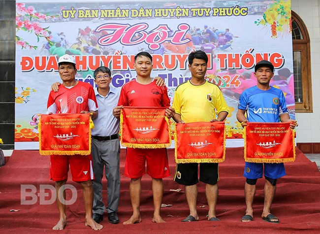 Ban Tổ chức trao giải cho các đội tham gia đạt thành tích cao. Ảnh: N.DŨNG