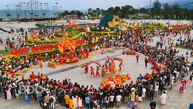 CLB Lân Sư Rồng Kỳ Hoàn (TP Quy Nhơn) biểu diễn tại cụm linh vật. Ảnh: NGỌC NHUẬN