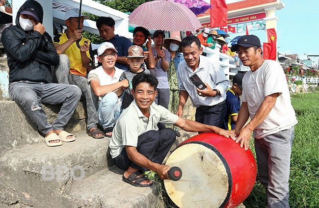 Tiếng reo hò của người dân địa phương, tiếng trống dồn vang làm cho không khí lễ hội thêm sôi nổi, rộn ràng. Ảnh: N.DŨNG