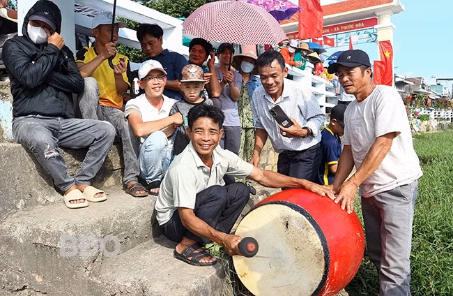 Tiếng reo hò của người dân địa phương, tiếng trống dồn vang làm cho không khí lễ hội thêm sôi nổi, rộn ràng. Ảnh: N.DŨNG