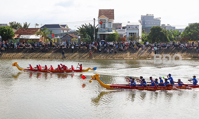 Các tay chèo tiến về đích. Ảnh: N.DŨNG