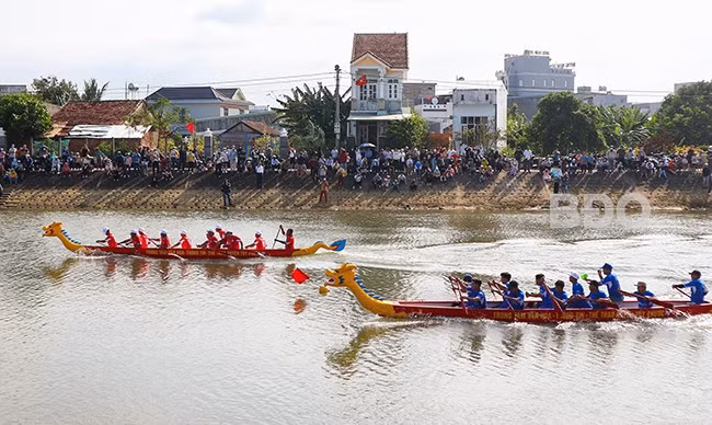 Các tay chèo tiến về đích. Ảnh: N.DŨNG