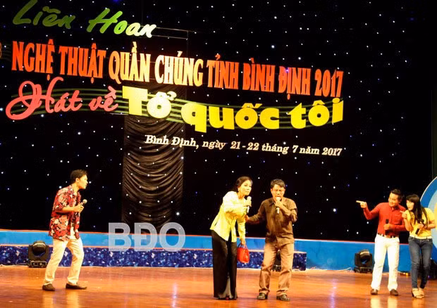 Tiểu phẩm tuyên truyền hay còn gọi kịch ngắn phong trào, kịch thông tin cổ động có mặt phổ biến trên mọi lĩnh vực đời sống, là công cụ tuyên truyền hiệu quả. - Trong ảnh: Cảnh trong tiểu phẩm “Vươn khơi bám biển” của đơn vị TP Quy Nhơn (ảnh minh họa).