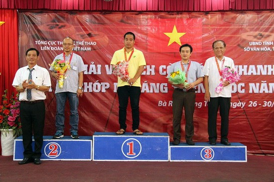 Trần Quang Nhật (thứ hai từ phải sang) trên bục nhận huy chương tại Giải vô địch cờ tướng nhanh và chớp nhoáng toàn quốc năm 2015.